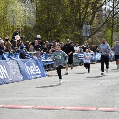12.04.2026 - 45. Internationalen Wilhelmsburger Insellauf J. Mangold http://msf.ph/oto/9523378 12.04.2026 14:36:41 Ziel 296, 343 meine-sportfotos.de