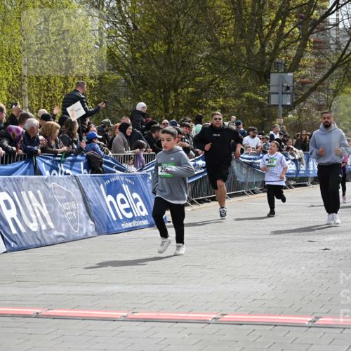 12.04.2026 - 45. Internationalen Wilhelmsburger Insellauf J. Mangold http://msf.ph/oto/9523381 12.04.2026 14:36:41 Ziel 296, 343 meine-sportfotos.de