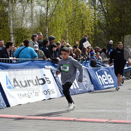 12.04.2026 - 45. Internationalen Wilhelmsburger Insellauf J. Mangold http://msf.ph/oto/9523391 12.04.2026 14:36:42 Ziel 296, 343, 665 meine-sportfotos.de