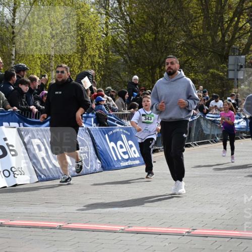 12.04.2026 - 45. Internationalen Wilhelmsburger Insellauf J. Mangold http://msf.ph/oto/9523399 12.04.2026 14:36:43 Ziel 296, 343, 665 meine-sportfotos.de