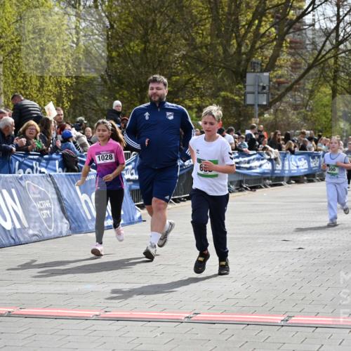 12.04.2026 - 45. Internationalen Wilhelmsburger Insellauf J. Mangold http://msf.ph/oto/9523418 12.04.2026 14:36:46 Ziel 296, 343, 665, 300 meine-sportfotos.de