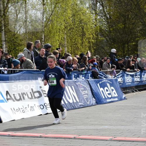 12.04.2026 - 45. Internationalen Wilhelmsburger Insellauf J. Mangold http://msf.ph/oto/9523448 12.04.2026 14:36:54 Ziel 300, 644, 511, 650 meine-sportfotos.de