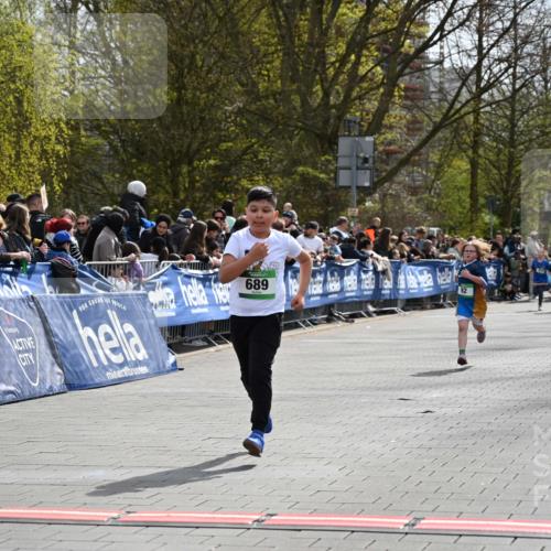 12.04.2026 - 45. Internationalen Wilhelmsburger Insellauf J. Mangold http://msf.ph/oto/9523481 12.04.2026 14:37:01 Ziel 511, 650, 689 meine-sportfotos.de