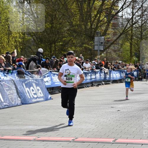 12.04.2026 - 45. Internationalen Wilhelmsburger Insellauf J. Mangold http://msf.ph/oto/9523482 12.04.2026 14:37:01 Ziel 511, 650, 689 meine-sportfotos.de