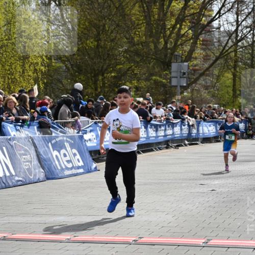 12.04.2026 - 45. Internationalen Wilhelmsburger Insellauf J. Mangold http://msf.ph/oto/9523483 12.04.2026 14:37:01 Ziel 511, 650, 689 meine-sportfotos.de