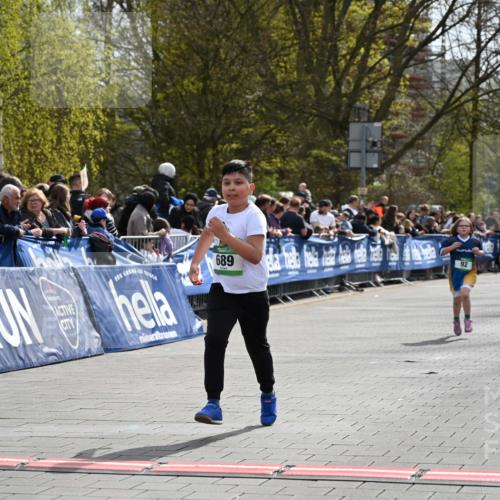 12.04.2026 - 45. Internationalen Wilhelmsburger Insellauf J. Mangold http://msf.ph/oto/9523484 12.04.2026 14:37:01 Ziel 511, 650, 689 meine-sportfotos.de