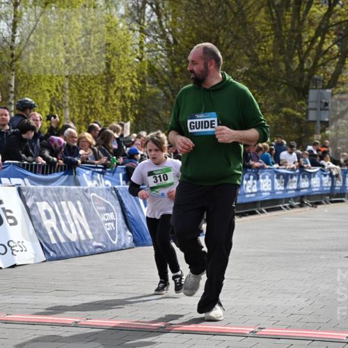 12.04.2026 - 45. Internationalen Wilhelmsburger Insellauf J. Mangold http://msf.ph/oto/9523535 12.04.2026 14:37:15 Ziel 874, 297, 310 meine-sportfotos.de