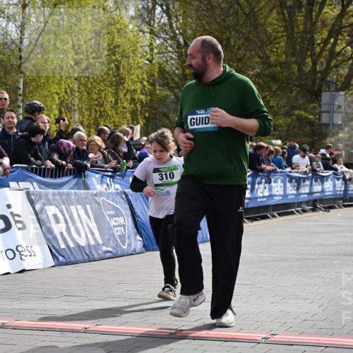 12.04.2026 - 45. Internationalen Wilhelmsburger Insellauf J. Mangold http://msf.ph/oto/9523536 12.04.2026 14:37:15 Ziel 874, 297, 310 meine-sportfotos.de