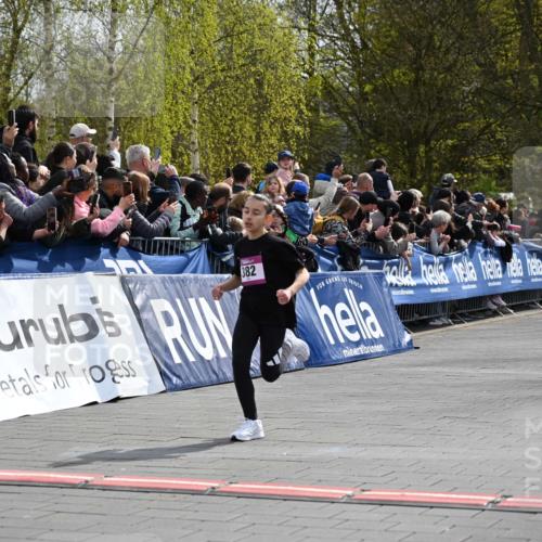 12.04.2026 - 45. Internationalen Wilhelmsburger Insellauf J. Mangold http://msf.ph/oto/9523672 12.04.2026 14:48:43 Ziel 18, 382, 1826, 1841 meine-sportfotos.de