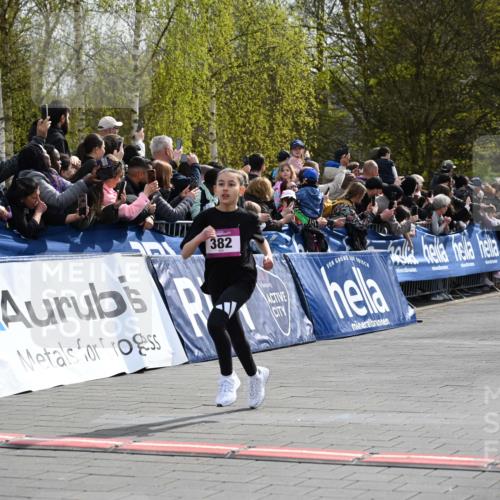 12.04.2026 - 45. Internationalen Wilhelmsburger Insellauf J. Mangold http://msf.ph/oto/9523674 12.04.2026 14:48:43 Ziel 18, 382, 1826, 1841 meine-sportfotos.de