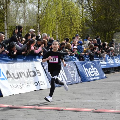 12.04.2026 - 45. Internationalen Wilhelmsburger Insellauf J. Mangold http://msf.ph/oto/9523675 12.04.2026 14:48:43 Ziel 18, 382, 1826, 1841 meine-sportfotos.de