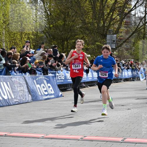 12.04.2026 - 45. Internationalen Wilhelmsburger Insellauf J. Mangold http://msf.ph/oto/9523679 12.04.2026 14:48:47 Ziel 382, 1826, 1841, 337, 167, 1846 meine-sportfotos.de