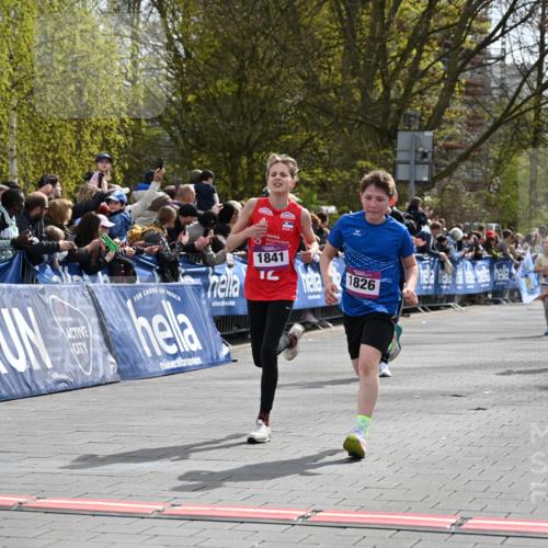 12.04.2026 - 45. Internationalen Wilhelmsburger Insellauf J. Mangold http://msf.ph/oto/9523680 12.04.2026 14:48:47 Ziel 382, 1826, 1841, 337, 167, 1846 meine-sportfotos.de