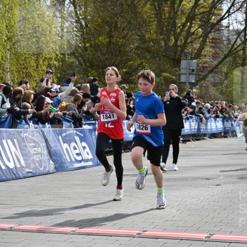 12.04.2026 - 45. Internationalen Wilhelmsburger Insellauf J. Mangold http://msf.ph/oto/9523682 12.04.2026 14:48:47 Ziel 382, 1826, 1841, 337, 167, 1846 meine-sportfotos.de