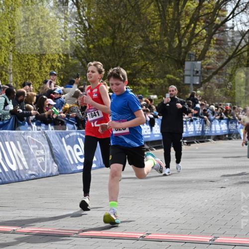 12.04.2026 - 45. Internationalen Wilhelmsburger Insellauf J. Mangold http://msf.ph/oto/9523684 12.04.2026 14:48:47 Ziel 382, 1826, 1841, 337, 167, 1846 meine-sportfotos.de