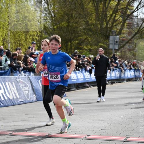 12.04.2026 - 45. Internationalen Wilhelmsburger Insellauf J. Mangold http://msf.ph/oto/9523686 12.04.2026 14:48:47 Ziel 382, 1826, 1841, 337, 167, 1846 meine-sportfotos.de