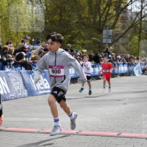 12.04.2026 - 45. Internationalen Wilhelmsburger Insellauf J. Mangold http://msf.ph/oto/9523723 12.04.2026 14:48:55 Ziel 1846, 683, 900, 899, 49, 424, 70, 381, 906 meine-sportfotos.de