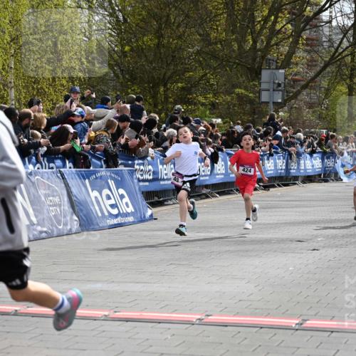 12.04.2026 - 45. Internationalen Wilhelmsburger Insellauf J. Mangold http://msf.ph/oto/9523725 12.04.2026 14:48:55 Ziel 1846, 683, 900, 899, 49, 424, 70, 381, 906 meine-sportfotos.de