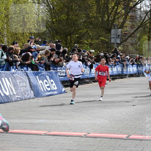 12.04.2026 - 45. Internationalen Wilhelmsburger Insellauf J. Mangold http://msf.ph/oto/9523726 12.04.2026 14:48:55 Ziel 1846, 683, 900, 899, 49, 424, 70, 381, 906 meine-sportfotos.de