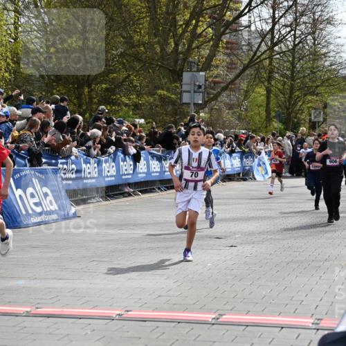 12.04.2026 - 45. Internationalen Wilhelmsburger Insellauf J. Mangold http://msf.ph/oto/9523737 12.04.2026 14:48:57 Ziel 900, 899, 49, 424, 70, 381, 906, 1045, 36, 904 meine-sportfotos.de