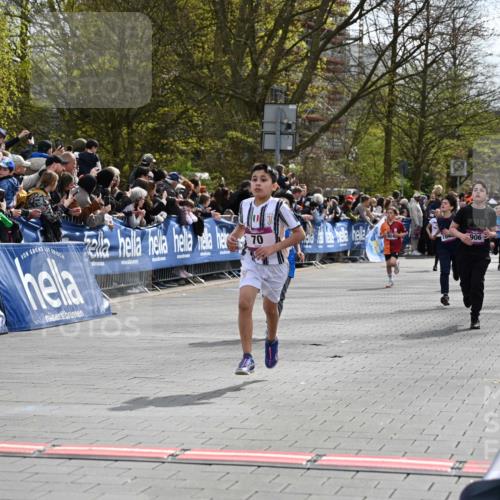 12.04.2026 - 45. Internationalen Wilhelmsburger Insellauf J. Mangold http://msf.ph/oto/9523739 12.04.2026 14:48:57 Ziel 900, 899, 49, 424, 70, 381, 906, 1045, 36, 904 meine-sportfotos.de