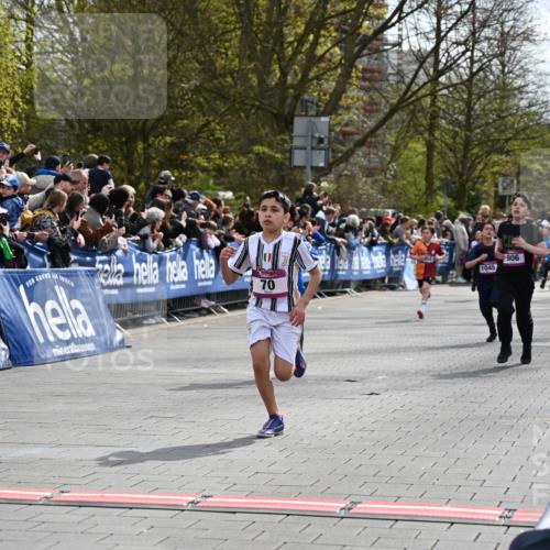 12.04.2026 - 45. Internationalen Wilhelmsburger Insellauf J. Mangold http://msf.ph/oto/9523741 12.04.2026 14:48:57 Ziel 900, 899, 49, 424, 70, 381, 906, 1045, 36, 904 meine-sportfotos.de