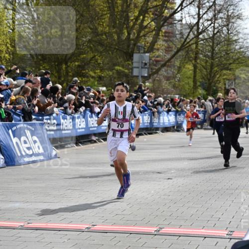 12.04.2026 - 45. Internationalen Wilhelmsburger Insellauf J. Mangold http://msf.ph/oto/9523742 12.04.2026 14:48:57 Ziel 900, 899, 49, 424, 70, 381, 906, 1045, 36, 904 meine-sportfotos.de