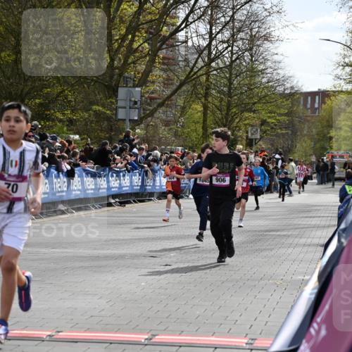 12.04.2026 - 45. Internationalen Wilhelmsburger Insellauf J. Mangold http://msf.ph/oto/9523743 12.04.2026 14:48:58 Ziel 900, 899, 49, 424, 70, 381, 906, 1045, 36, 904, 1807 meine-sportfotos.de