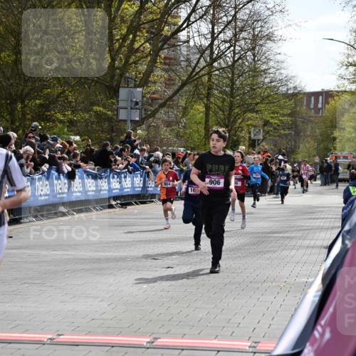 12.04.2026 - 45. Internationalen Wilhelmsburger Insellauf J. Mangold http://msf.ph/oto/9523745 12.04.2026 14:48:58 Ziel 900, 899, 49, 424, 70, 381, 906, 1045, 36, 904, 1807 meine-sportfotos.de