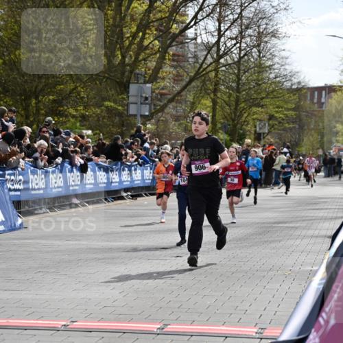 12.04.2026 - 45. Internationalen Wilhelmsburger Insellauf J. Mangold http://msf.ph/oto/9523748 12.04.2026 14:48:58 Ziel 900, 899, 49, 424, 70, 381, 906, 1045, 36, 904, 1807 meine-sportfotos.de