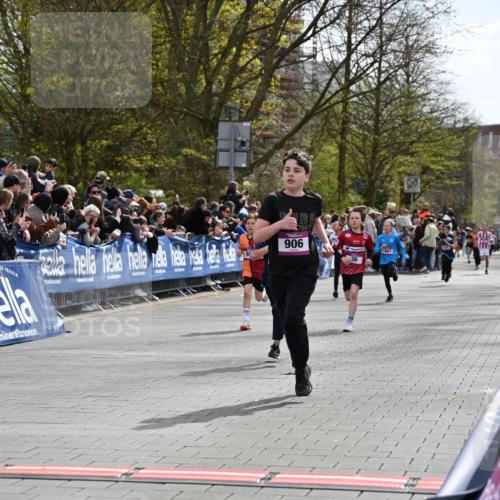 12.04.2026 - 45. Internationalen Wilhelmsburger Insellauf J. Mangold http://msf.ph/oto/9523751 12.04.2026 14:48:58 Ziel 900, 899, 49, 424, 70, 381, 906, 1045, 36, 904, 1807 meine-sportfotos.de