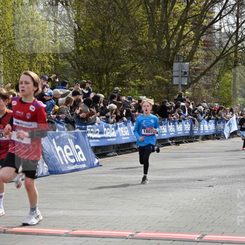 12.04.2026 - 45. Internationalen Wilhelmsburger Insellauf J. Mangold http://msf.ph/oto/9523773 12.04.2026 14:49:01 Ziel 424, 70, 381, 906, 1045, 36, 904, 1807, 386, 421 meine-sportfotos.de