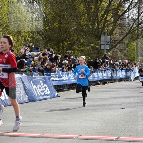 12.04.2026 - 45. Internationalen Wilhelmsburger Insellauf J. Mangold http://msf.ph/oto/9523774 12.04.2026 14:49:01 Ziel 424, 70, 381, 906, 1045, 36, 904, 1807, 386, 421 meine-sportfotos.de