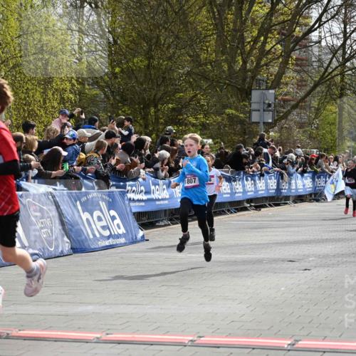 12.04.2026 - 45. Internationalen Wilhelmsburger Insellauf J. Mangold http://msf.ph/oto/9523775 12.04.2026 14:49:01 Ziel 424, 70, 381, 906, 1045, 36, 904, 1807, 386, 421 meine-sportfotos.de