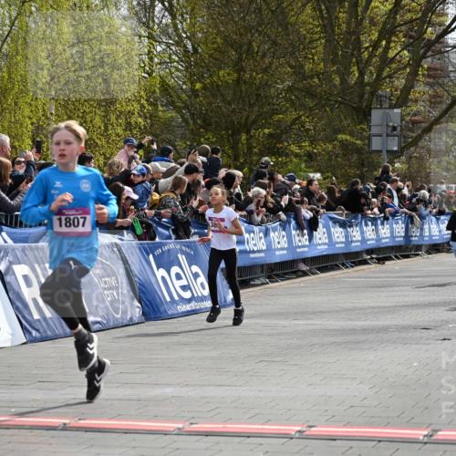 12.04.2026 - 45. Internationalen Wilhelmsburger Insellauf J. Mangold http://msf.ph/oto/9523783 12.04.2026 14:49:02 Ziel 381, 906, 1045, 36, 904, 1807, 386, 421, 903 meine-sportfotos.de