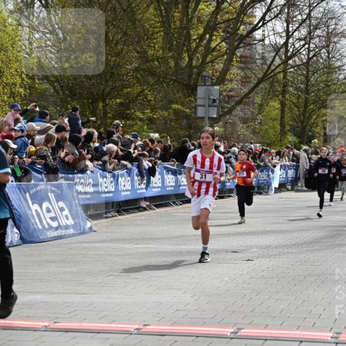 12.04.2026 - 45. Internationalen Wilhelmsburger Insellauf J. Mangold http://msf.ph/oto/9523800 12.04.2026 14:49:06 Ziel 1807, 386, 421, 903, 31, 373, 38 meine-sportfotos.de