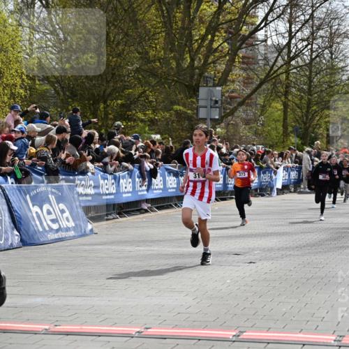 12.04.2026 - 45. Internationalen Wilhelmsburger Insellauf J. Mangold http://msf.ph/oto/9523801 12.04.2026 14:49:06 Ziel 1807, 386, 421, 903, 31, 373, 38 meine-sportfotos.de