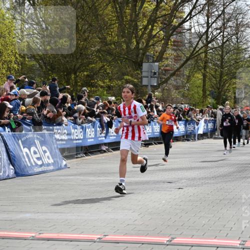 12.04.2026 - 45. Internationalen Wilhelmsburger Insellauf J. Mangold http://msf.ph/oto/9523803 12.04.2026 14:49:06 Ziel 1807, 386, 421, 903, 31, 373, 38 meine-sportfotos.de