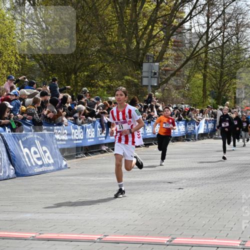 12.04.2026 - 45. Internationalen Wilhelmsburger Insellauf J. Mangold http://msf.ph/oto/9523804 12.04.2026 14:49:06 Ziel 1807, 386, 421, 903, 31, 373, 38 meine-sportfotos.de