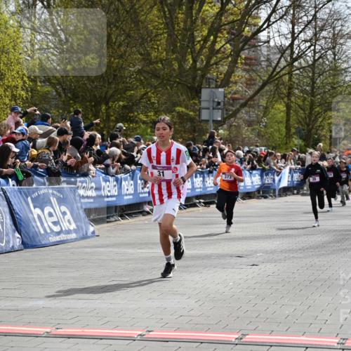 12.04.2026 - 45. Internationalen Wilhelmsburger Insellauf J. Mangold http://msf.ph/oto/9523805 12.04.2026 14:49:06 Ziel 1807, 386, 421, 903, 31, 373, 38 meine-sportfotos.de