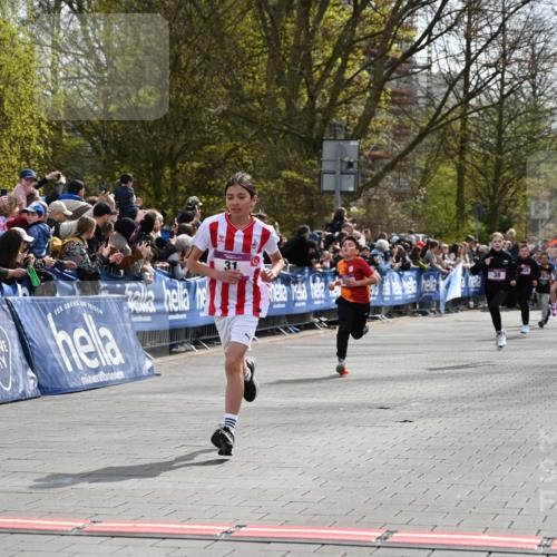 12.04.2026 - 45. Internationalen Wilhelmsburger Insellauf J. Mangold http://msf.ph/oto/9523807 12.04.2026 14:49:06 Ziel 1807, 386, 421, 903, 31, 373, 38 meine-sportfotos.de