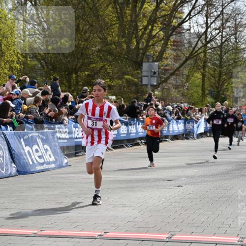 12.04.2026 - 45. Internationalen Wilhelmsburger Insellauf J. Mangold http://msf.ph/oto/9523808 12.04.2026 14:49:06 Ziel 1807, 386, 421, 903, 31, 373, 38 meine-sportfotos.de