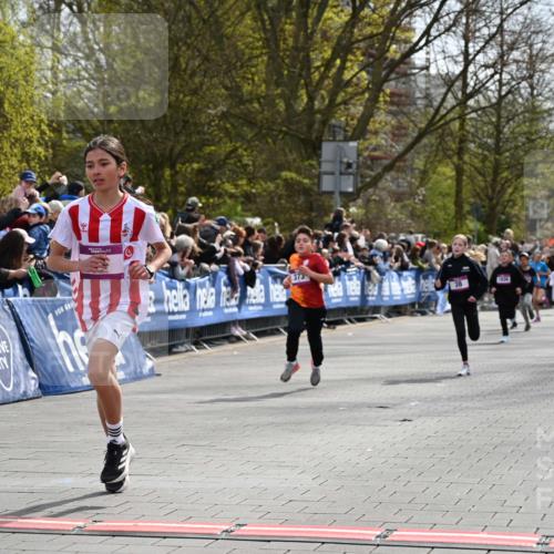 12.04.2026 - 45. Internationalen Wilhelmsburger Insellauf J. Mangold http://msf.ph/oto/9523809 12.04.2026 14:49:07 Ziel 386, 421, 903, 31, 373, 38, 1804, 1836, 5015 meine-sportfotos.de