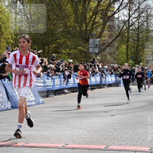 12.04.2026 - 45. Internationalen Wilhelmsburger Insellauf J. Mangold http://msf.ph/oto/9523810 12.04.2026 14:49:07 Ziel 386, 421, 903, 31, 373, 38, 1804, 1836, 5015 meine-sportfotos.de