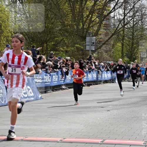 12.04.2026 - 45. Internationalen Wilhelmsburger Insellauf J. Mangold http://msf.ph/oto/9523811 12.04.2026 14:49:07 Ziel 386, 421, 903, 31, 373, 38, 1804, 1836, 5015 meine-sportfotos.de