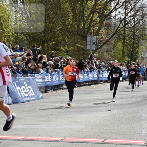 12.04.2026 - 45. Internationalen Wilhelmsburger Insellauf J. Mangold http://msf.ph/oto/9523814 12.04.2026 14:49:07 Ziel 386, 421, 903, 31, 373, 38, 1804, 1836, 5015 meine-sportfotos.de