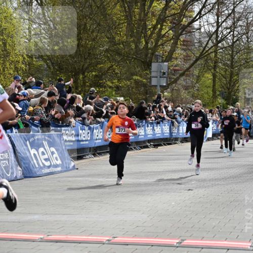 12.04.2026 - 45. Internationalen Wilhelmsburger Insellauf J. Mangold http://msf.ph/oto/9523815 12.04.2026 14:49:07 Ziel 386, 421, 903, 31, 373, 38, 1804, 1836, 5015 meine-sportfotos.de