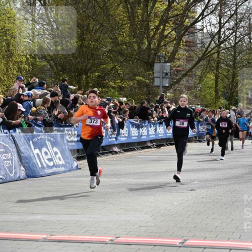 12.04.2026 - 45. Internationalen Wilhelmsburger Insellauf J. Mangold http://msf.ph/oto/9523821 12.04.2026 14:49:08 Ziel 386, 421, 903, 31, 373, 38, 1804, 1836, 5015, 876, 1816, 1815, 428 meine-sportfotos.de