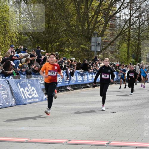 12.04.2026 - 45. Internationalen Wilhelmsburger Insellauf J. Mangold http://msf.ph/oto/9523822 12.04.2026 14:49:08 Ziel 386, 421, 903, 31, 373, 38, 1804, 1836, 5015, 876, 1816, 1815, 428 meine-sportfotos.de