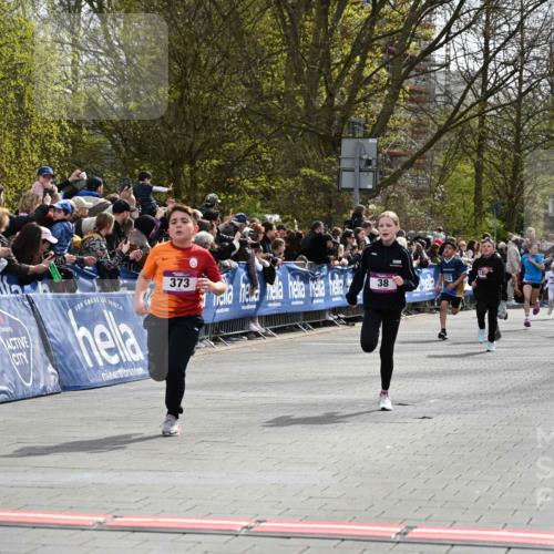 12.04.2026 - 45. Internationalen Wilhelmsburger Insellauf J. Mangold http://msf.ph/oto/9523823 12.04.2026 14:49:08 Ziel 386, 421, 903, 31, 373, 38, 1804, 1836, 5015, 876, 1816, 1815, 428 meine-sportfotos.de